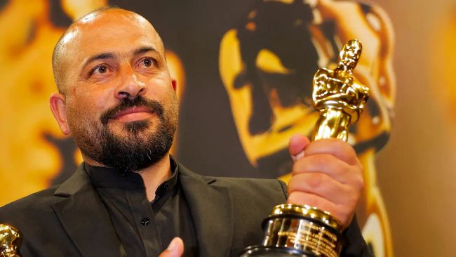 オスカー受賞のパレスチナ人監督、暴行後のイスラエル拘留から解放される