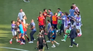 アルゼンチンのスポーツマンシップに欠ける行動:パレデスによる不快な暴行と祝賀会での侮辱