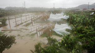 台風の影響で中国では100万人以上が自宅から避難しました