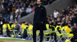 レアル・マドリードの選手たちとアルベロアにはある仮説がある。審判はカマビンガの2枚目のイエローカードを忘れていた