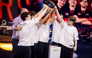 eスポーツワールドカップ2026:100 Thievesが初の主要な国際Valorant トロフィーを掲げる